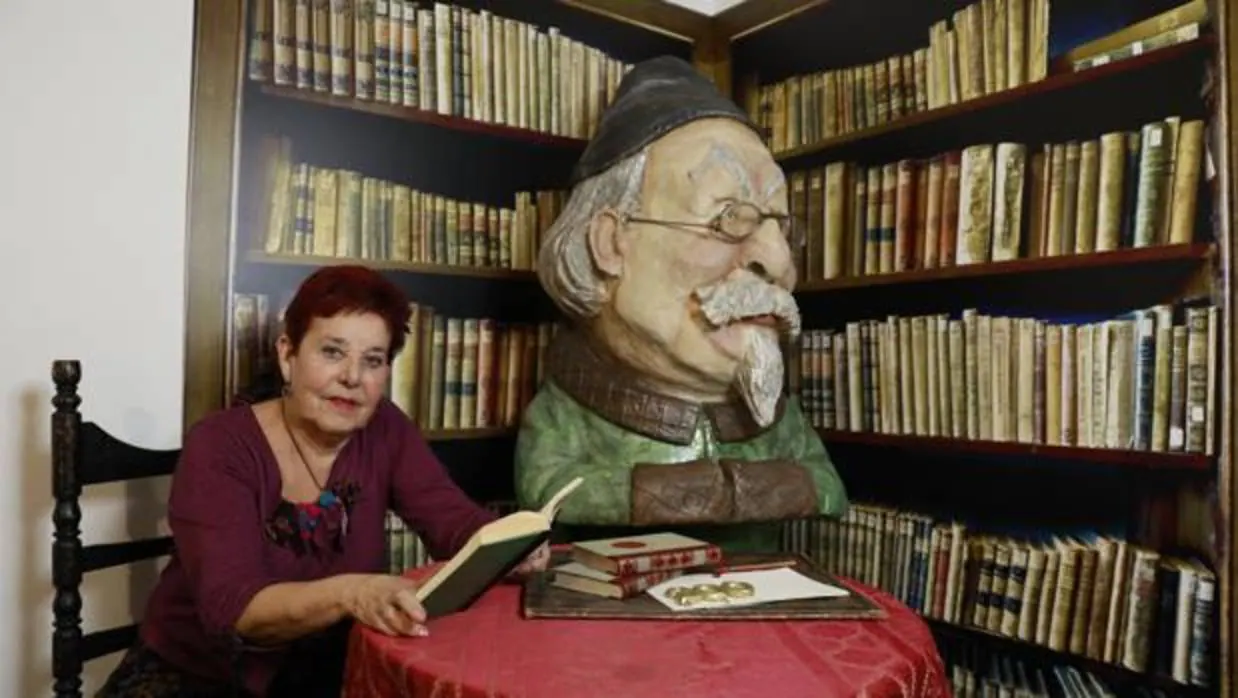 Eugenia Acitores, en la Casa Zorrilla de Valladolid, con algunos de los libros del célebre autor