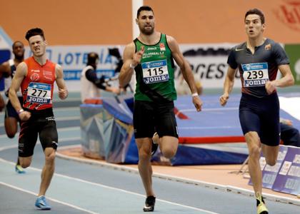 El atleta Lucas Búa (a la derecha) se proclamó en Valencia campeón de España de 400 metros en pista cubierta