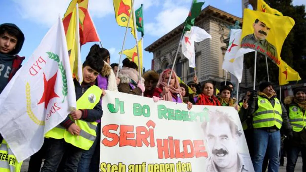 Varias personas protestan contra la operación militar turca en el enclave kurdo de Afrín