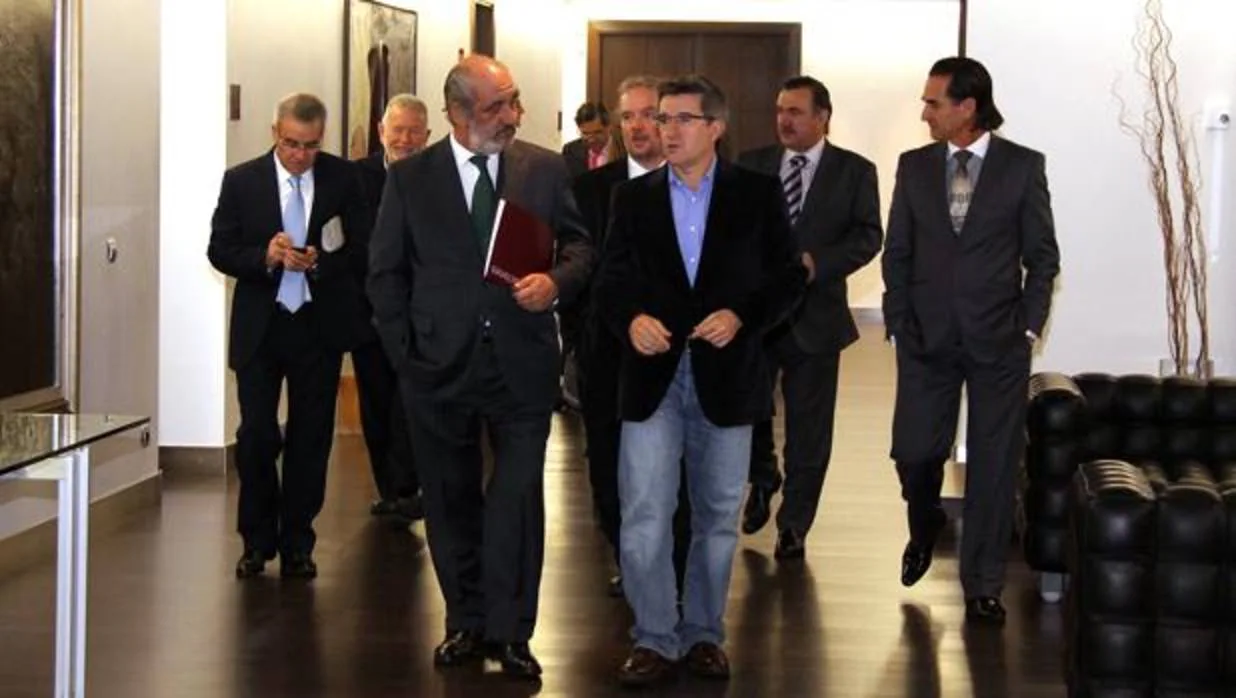 El Consejo de Dirección de Caja España, presidido por Santos Llamas, en 2010