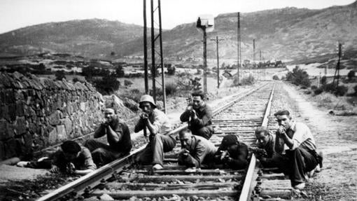 Vías custodiadas por milicianos republicanos en las afueras de Madrid, en 1936