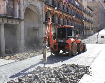 Eliminado el escalón del paso de cebra que da al Arco de la Sangre