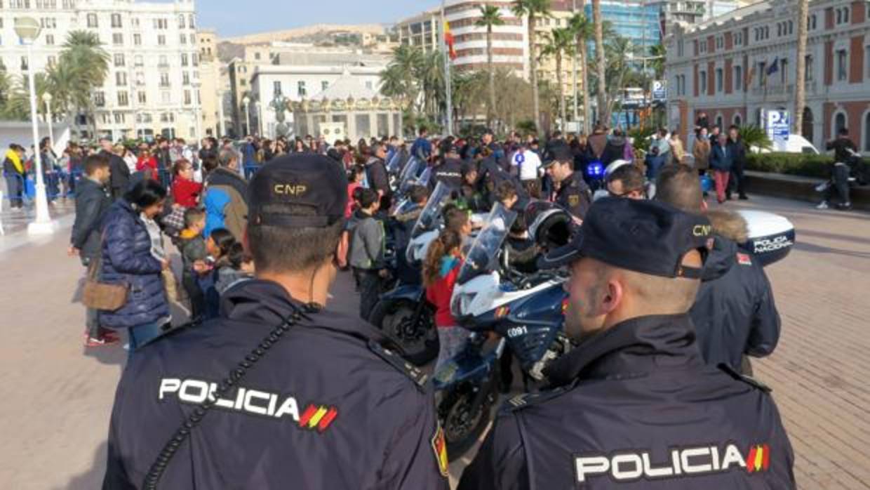 Imagen de archivo de una dotación de la Policía Nacional en Alicante