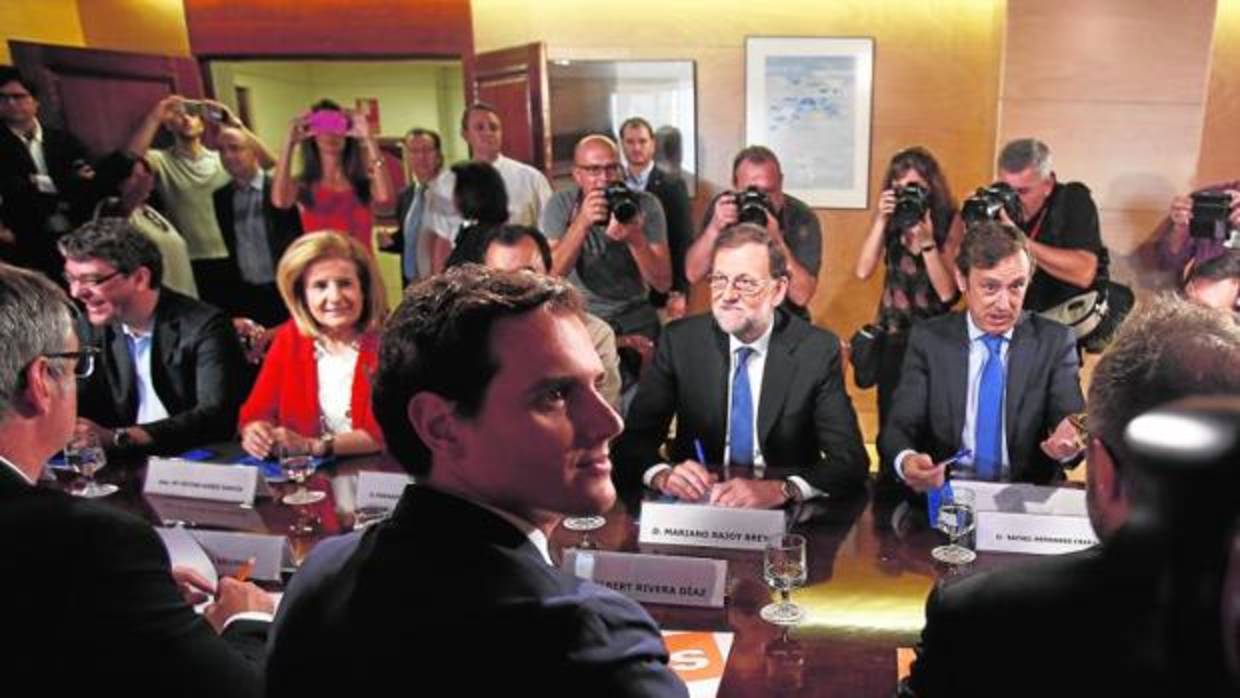 Mariano Rajoy y Albert Rivera en una reunión en el Congreso en 2016