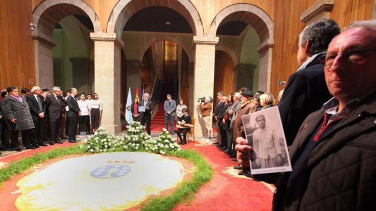 Graciano Balboa muestra una fotografía de su tío durante el acto homenaje del Parlamento gallego