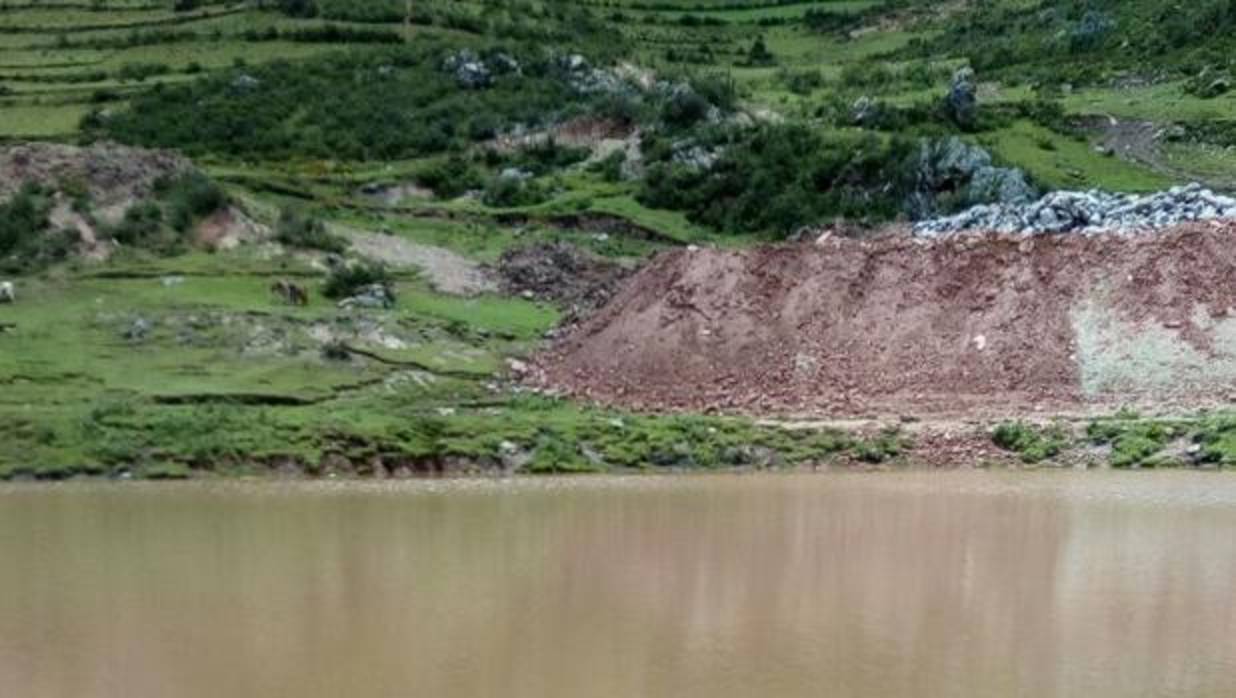 El lago que se está drenando por si estuviera sumergido el cadáver de Nathaly Salazar