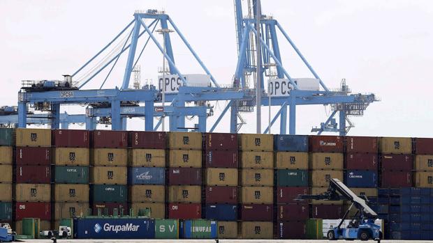 Rescatan en estado grave al operario de una grúa que volcó en el Puerto de Las Palmas