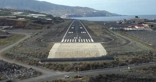 Pista de aterrizaje en el Aeropuerto de La Palma