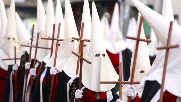 Lentillas gratis para que los cofrades no tengan que llevar gafas debajo del capirote