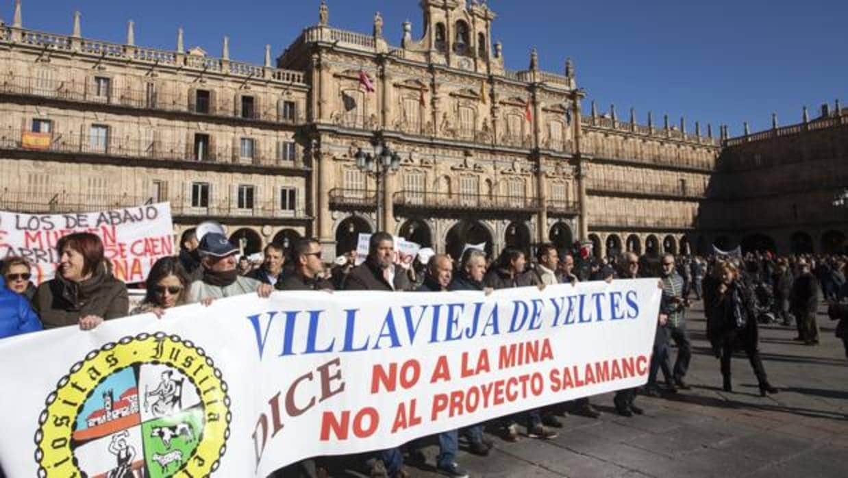 Una manifestación en contra de la mina de urnaio de Retortillo (Salamanca) a finales del pasado año