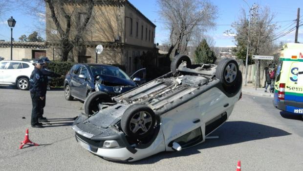 Aparatoso accidente en el cruce de Mas del Ribero con el paseo del Circo Romano