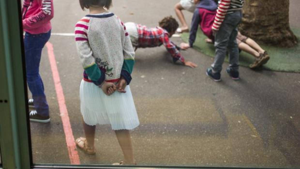Imagen de archivo de niños jugando en el patio de la escuela