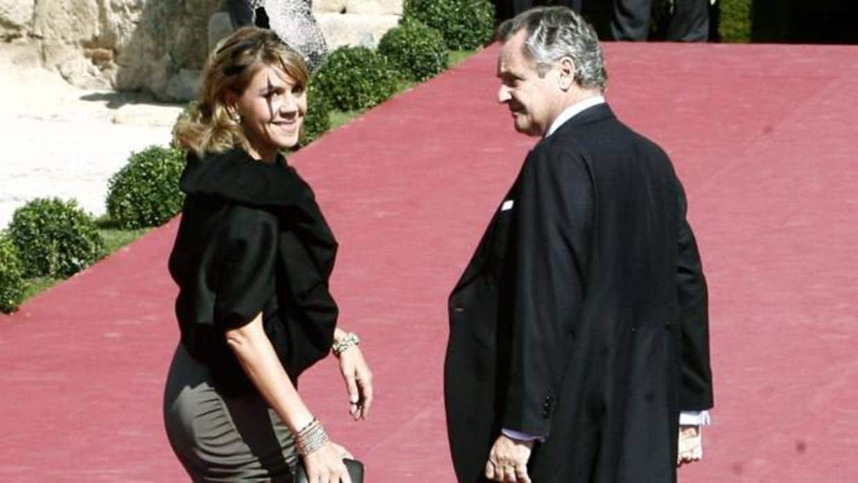 La ministra de Defensa, María Dolores de Cospedal, junto a su marido, Ignacio López del Hierro, en la boda de Rafeal Medina, Duque de Feria, y la arquitecta Laura Vecino en 2010