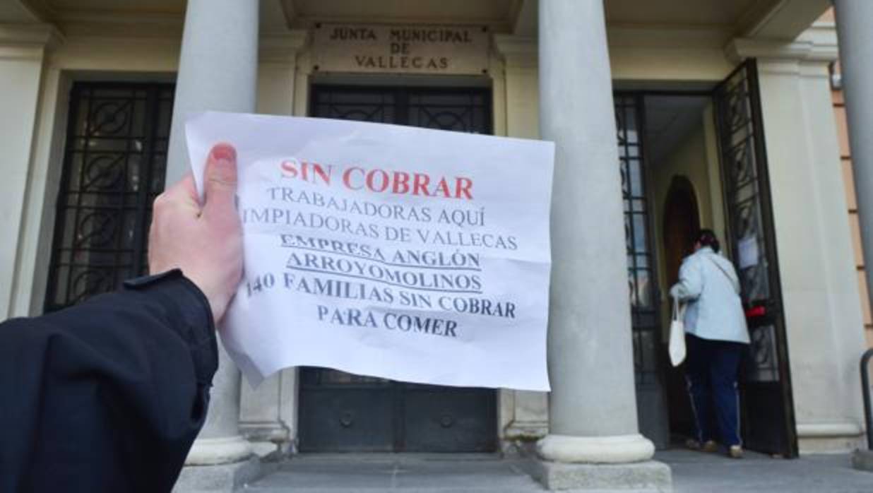 Un cartel sobre los impagos de la empresa, frente a la Junta Municipal de Puente de Vallecas