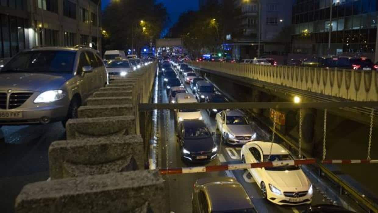 Cientos de coches atascados hace un mes en el túnel de María de Molina por el cierre de una de sus salidas