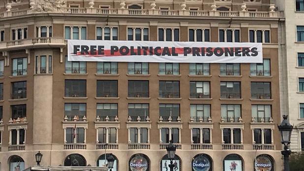 Polémica pancarta gigante en el centro de Barcelona en un edificio protegido: «Libertad presos políticos»