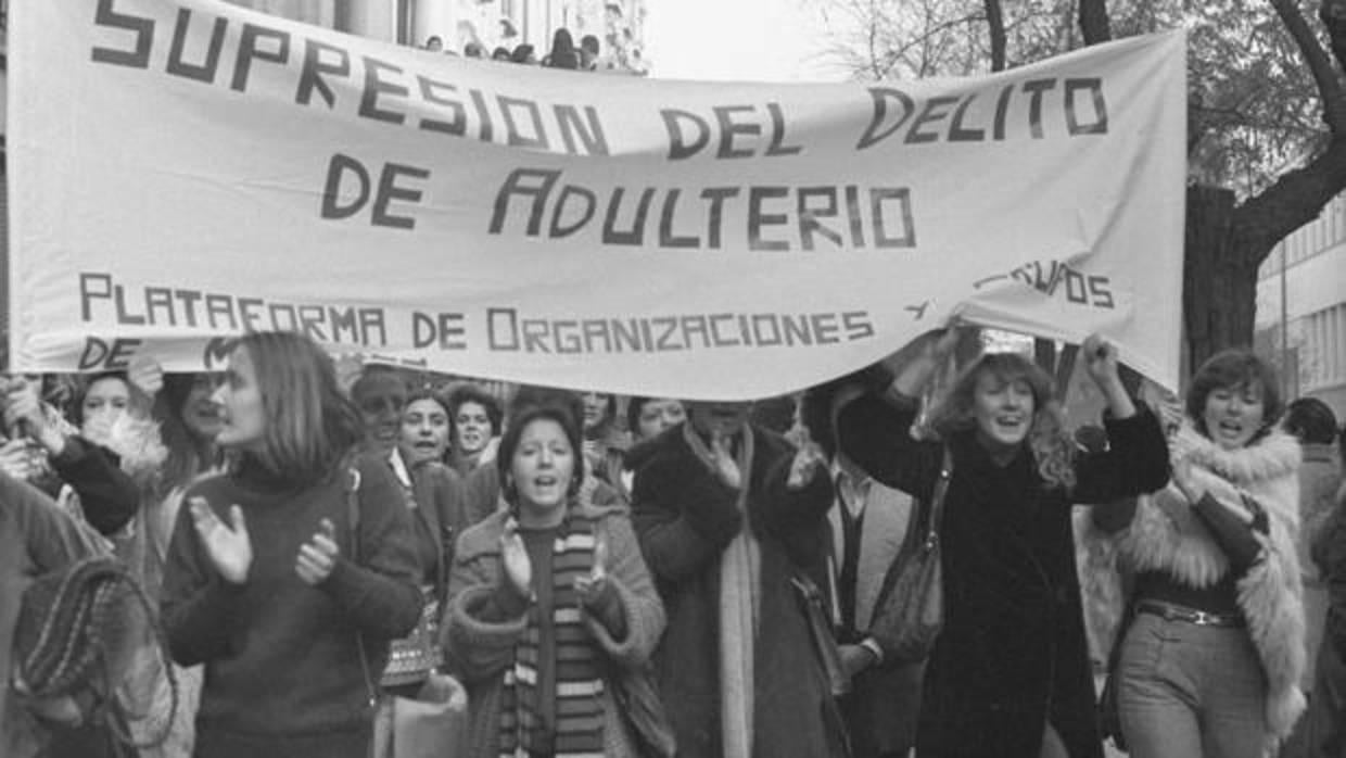 Manifestación feminista reclamando la supresión del delito de adulterio