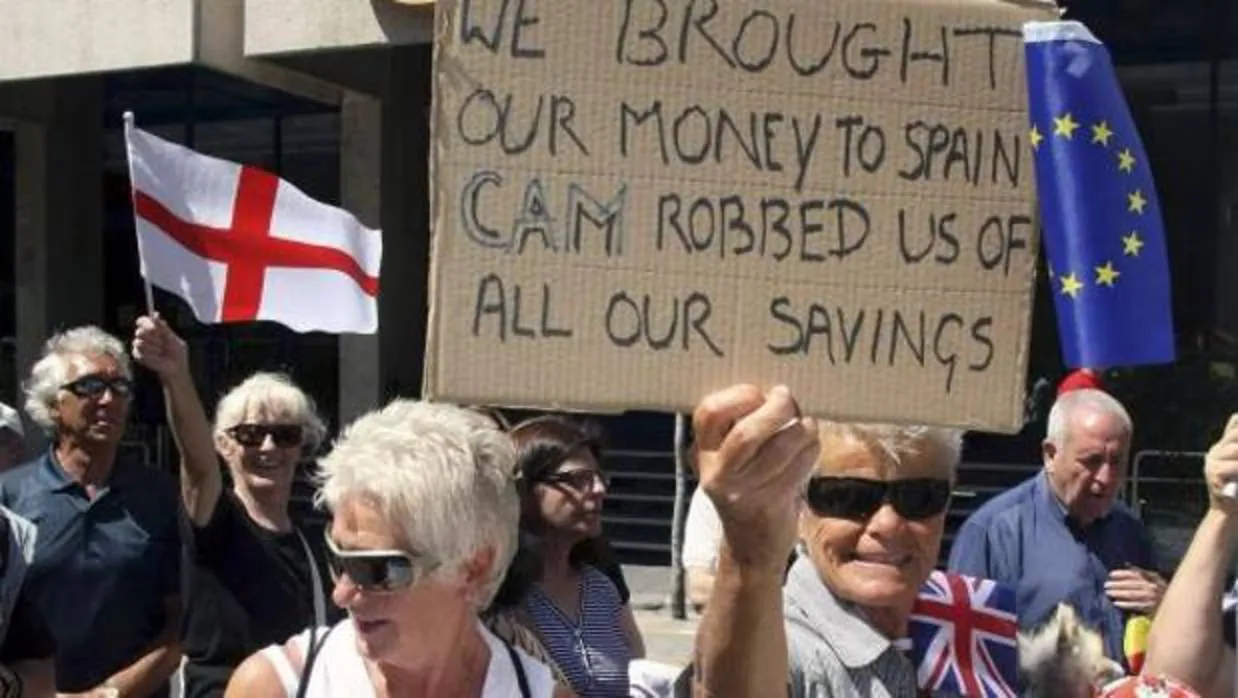 Inversores británicos y de otras nacionalidades afectados por la quiebra de la CAM, en una protesta en Alicante
