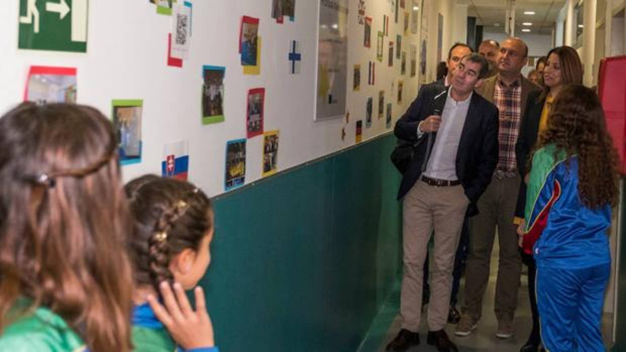 Fernando Clavijo visita el Centro de Enseñanza Infantil y Primaria (CEIP) La Jurada, en Tenerife, en enero pasado