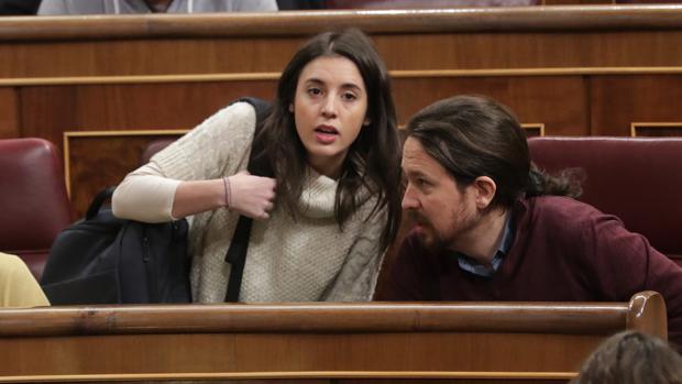 Báñez afea a Podemos su falta de coherencia mientras Iglesias niega que las mujeres del partido cobren menos