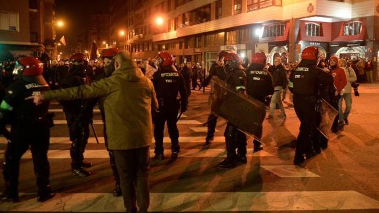 Alrededores del estadio de San Mamés durante los alercados registrados en Bilbao entre hinchas radicales rusos y vascos