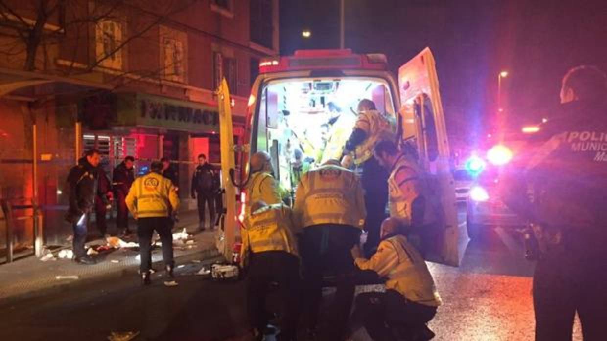Los servicios sanitarios atienden de urgencia a los heridos en la reyerta