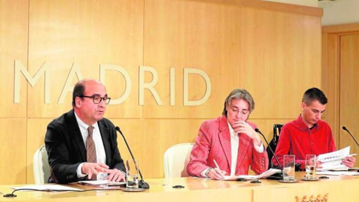 Los delegados Marta Higueras y Pablo Soto (derecha), ayer, en la rueda de prensa en Cibeles