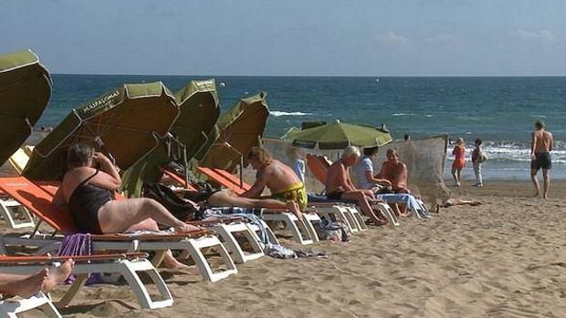 Archivan la denuncia contra tres turistas británicos por burlarse de una pareja gay en un vuelo a Gran Canaria