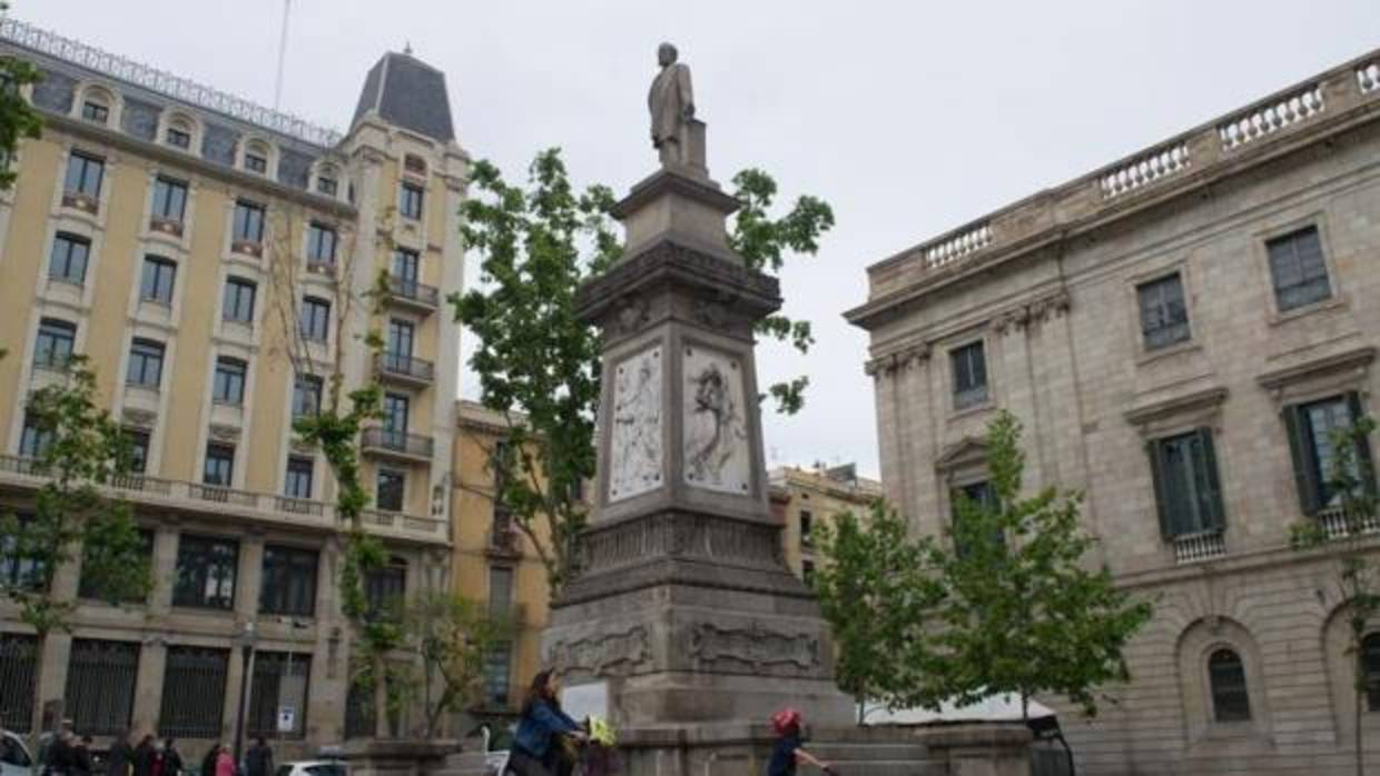 La estatua se ubica en lo más bajo de Via Laietana