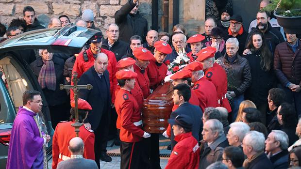 Multitudinario adiós al ertzaina Inocencio Alonso en Ermua