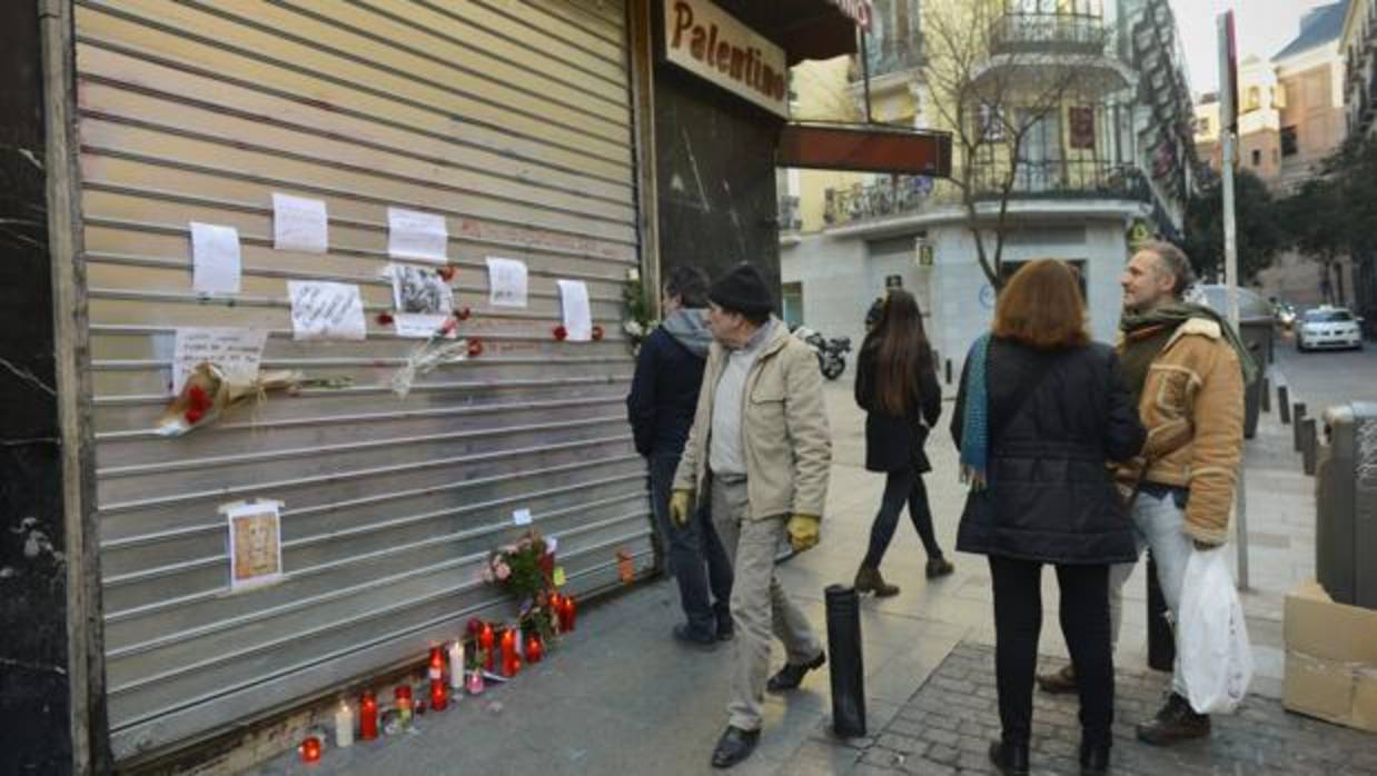 Homenaje a Casto, el del Palentino, en el cierre del bar, en la calle del Pez