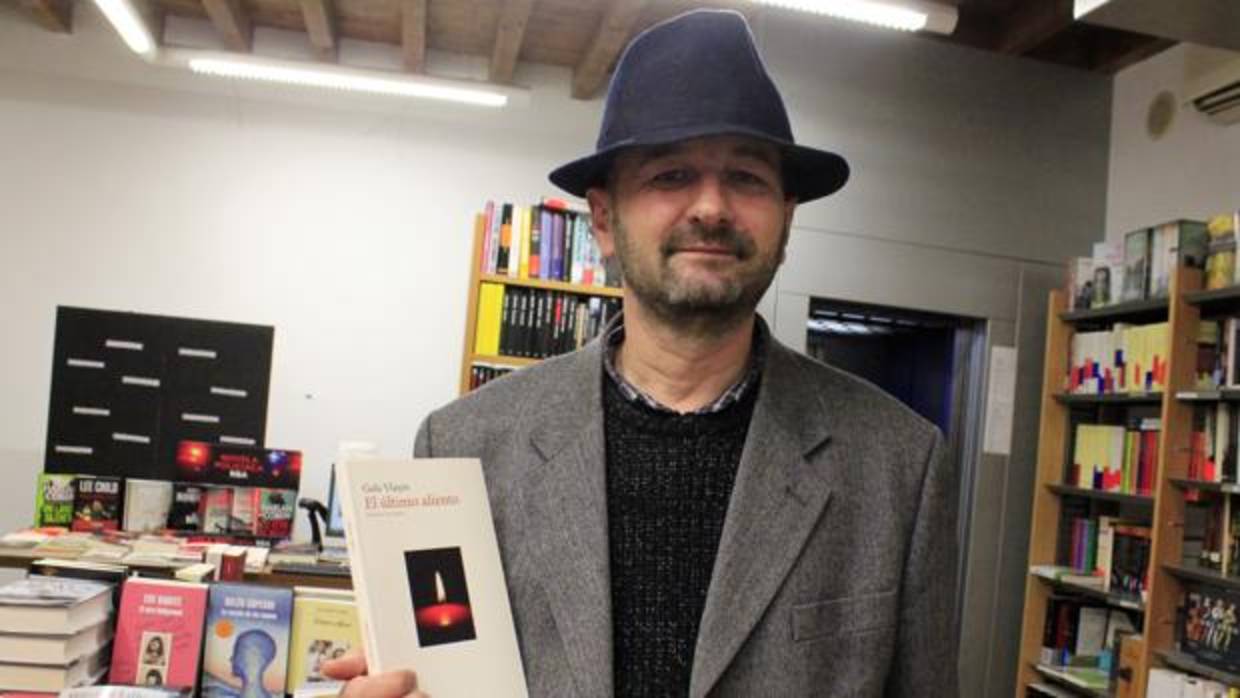 El poeta rumano ha presentado en la librería Hojablanca su último compendio poético
