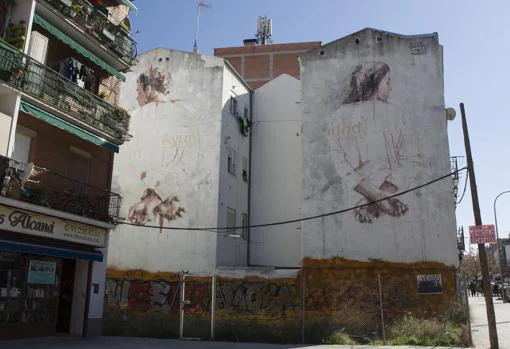 El autor segoviano Borondo pintó en Tetuán con un mensaje claro: dos personas esposadas que simbolizan la «criminalización» del grafiti