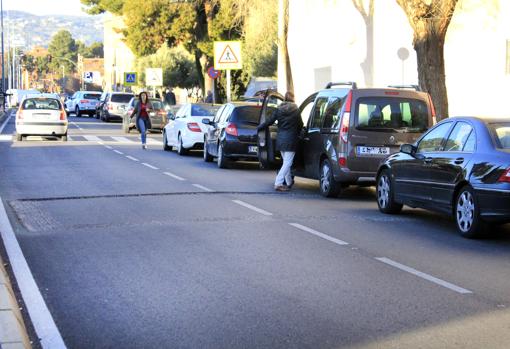 Vehículos estacionados en un carril de la avenida de Portugal. Los conductores acompañan a alumnos al colegio Alfonso VI