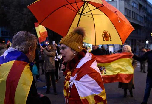 Tensión en las concentraciones a favor y en contra del Rey en las calles de Barcelona