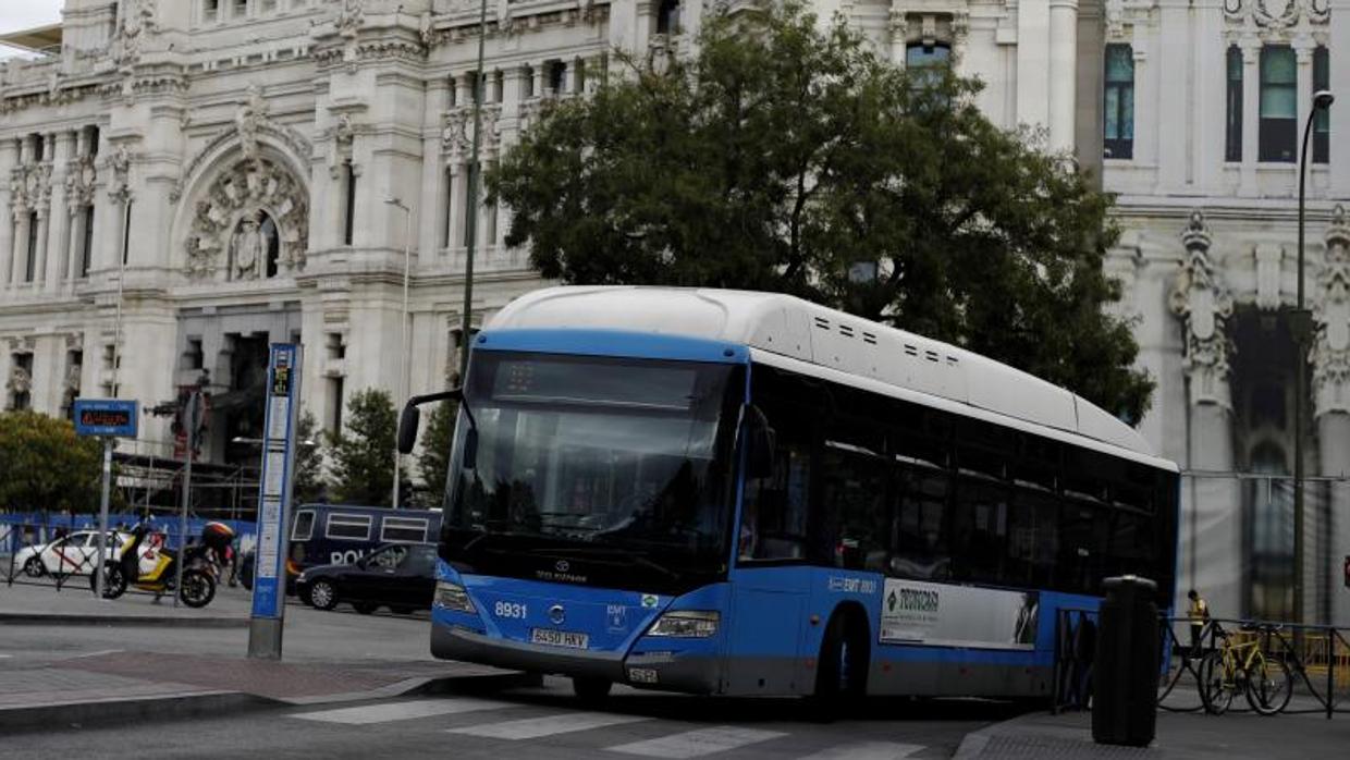 Un autobús de la EMT, junto a Cibeles