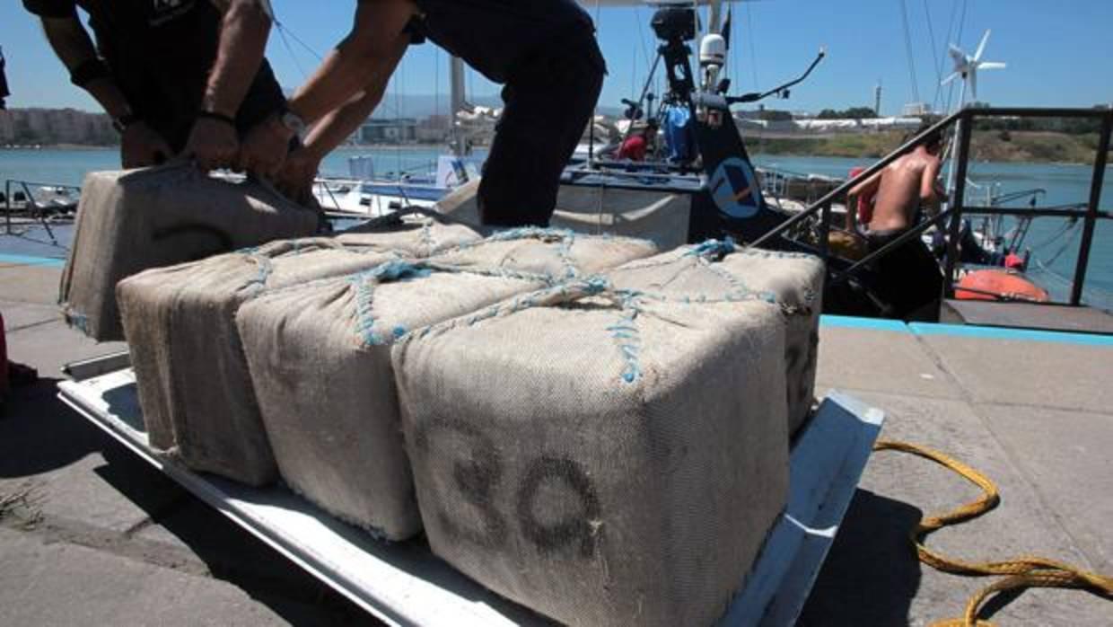 Fardos de hachís de 30 kilos -los habituales- incautados en el puerto de Algeciras