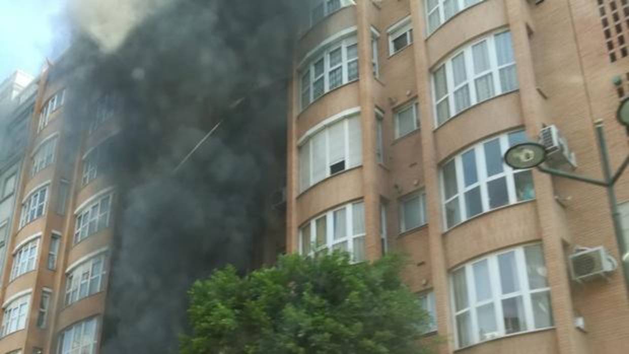 Imagen del incendio en un edificio de Peris y Valero