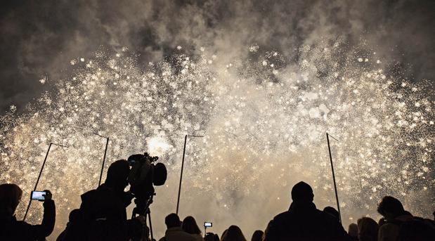 Una mascletà vertical diez veces más potente que las del Ayuntamiento llena la Marina de Valencia
