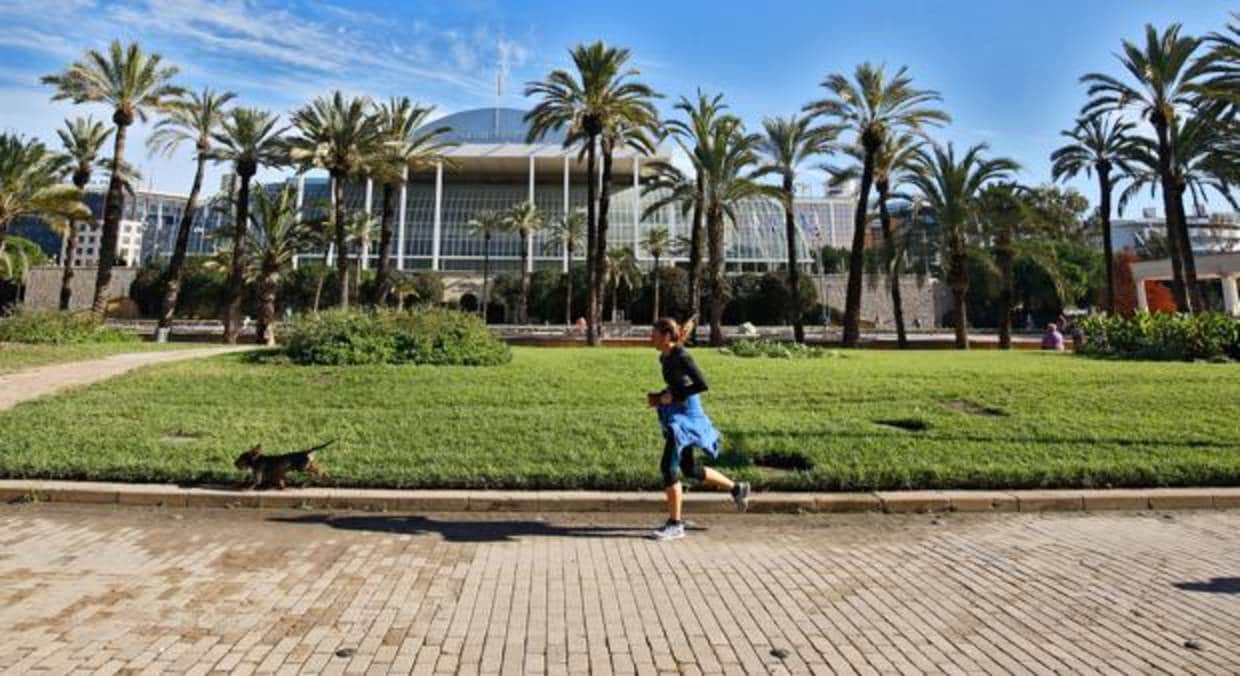 Imagen de archivo de una mujer corriendo en Valencia