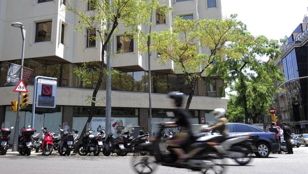 Barcelona pone fin a la tolerancia a las motos en las aceras