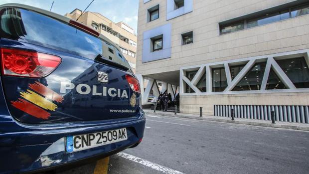 Seis años de cárcel para un exinspector de Policía por traficar con droga en un prostíbulo en Alicante