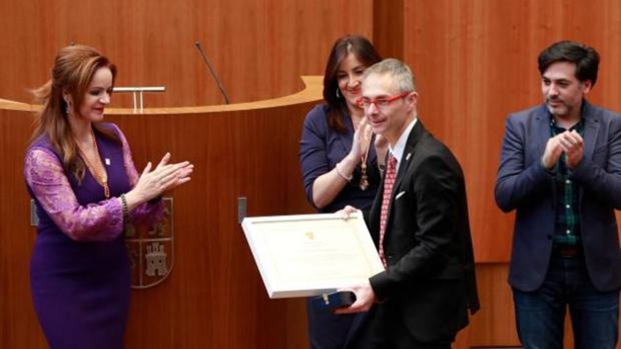 El rector de la USAL recibe la Medalla de manos de la presidenta de las Cortes