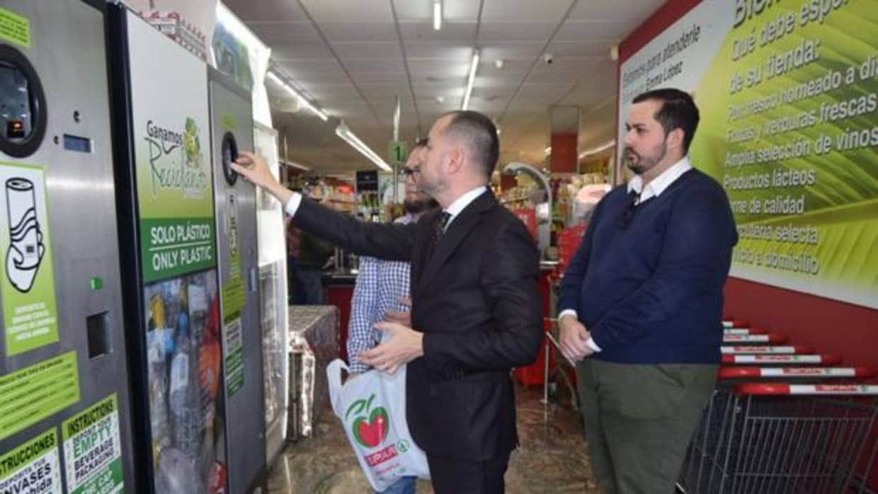 Un supermercado en Gáldar, primero en Canarias en pagar por llevar envases para reciclar