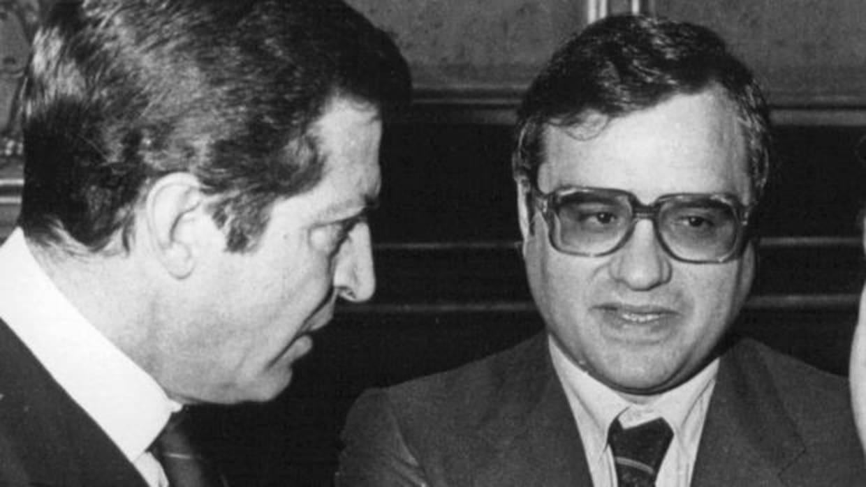 Adolfo Suárez, fotografiado en 1977 junto a su ministro de la Gobernación, Rodolfo Martín Villa