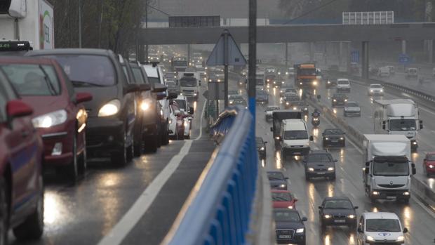 Mañana de colapso circulatorio en Madrid: túneles cerrados por la lluvia y atascos kilométricos