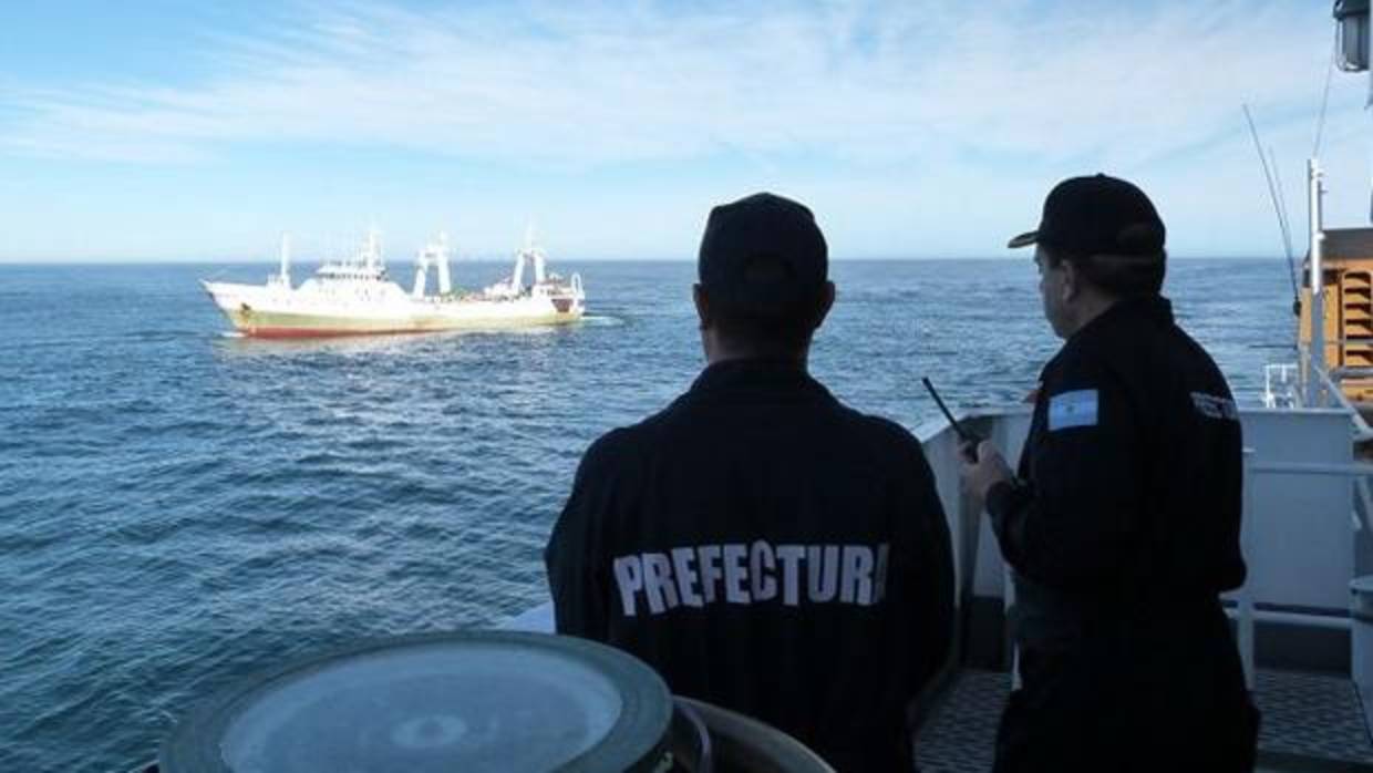 Agentes de la Prefactura Naval Argentina observan el «Playa Pesmar Uno»