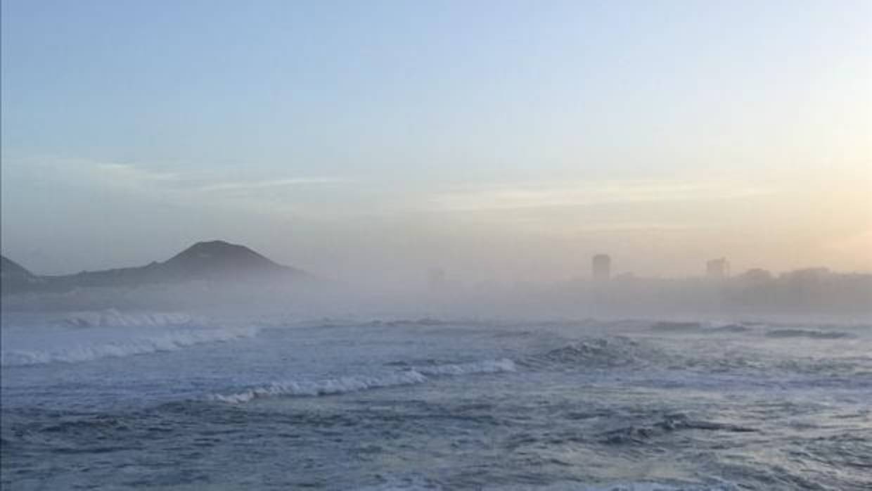 El amanecer con mar de fondo en la ciudad de Las Palmas desde la Cícer