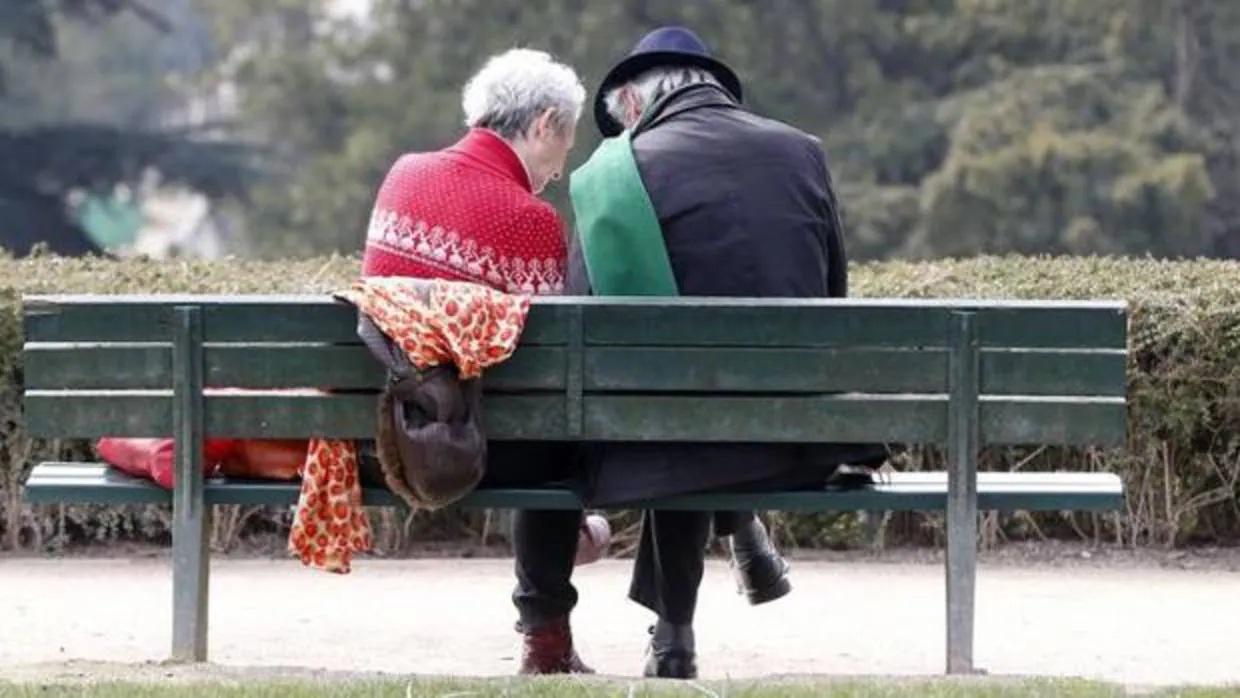 Dos ancianos en un parque, en una foto de archivo