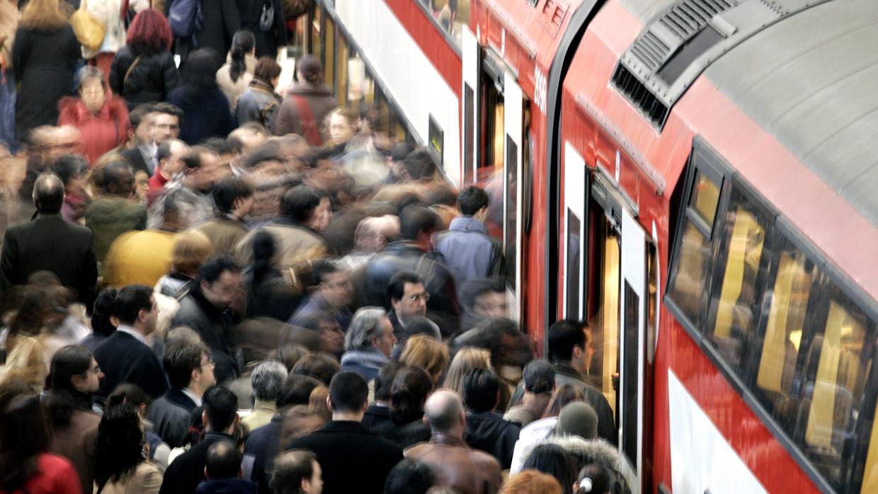 Viajeros subiendo al Cercanías en la estación de Atocha